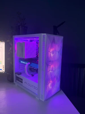 Vit gamingdator med RGB-belysning - Snygg vit stationär gamingdator från Dutzo med meshfront och RGB-belysning. Utrustad med GeForce RTX-grafikkort och stor kylare. Chassit har flera fläktar med färgskiftande ljus och en stilren design i metall och plast.