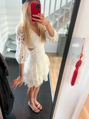 Studentklänning! - Säljer världens finaste studentklänning! Använd en gång på min student förra året säljer nu gärna vidare till en annan student🤍🎓Den är i super fint skick och kommer ifrån Golden Days Paris i strl S🥰Hör av er vid frågor!!