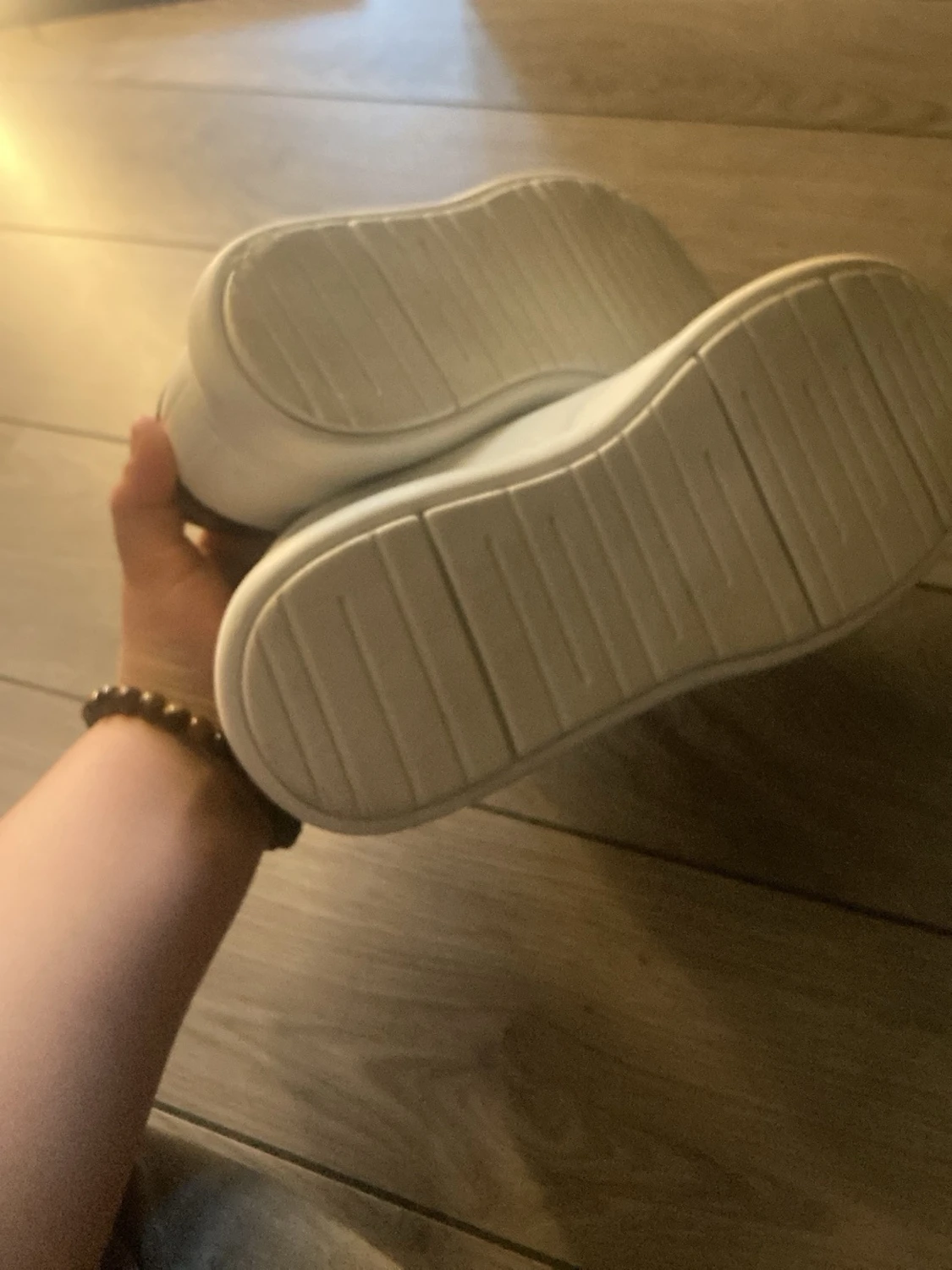 Vita sneakers med marin blå detalj - 3
