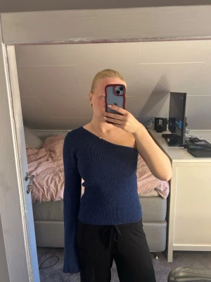 blå glittrig topp med en arm - blåa glittrig topp med en arm från Na-kd i storlek xs