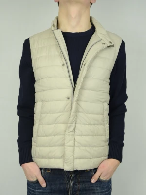 Herno dunväst med mocka detaljer  - HERNO DUNVÄST MED MOCKADETALJ I NACKEN Storlek : IT50 Passform : Passar M Användning : Västen är i ett väldigt fint skick utan defekter Nypris : Cirka 5500SEK Modellen på bilden : 182CM och väger 77KG