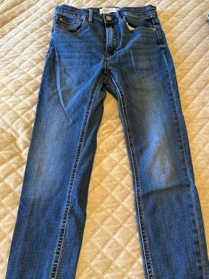 Blå skinny jeans från Stradivarius - Säljer ett par blå skinny jeans från Stradivarius med regular waist. Storlek 38