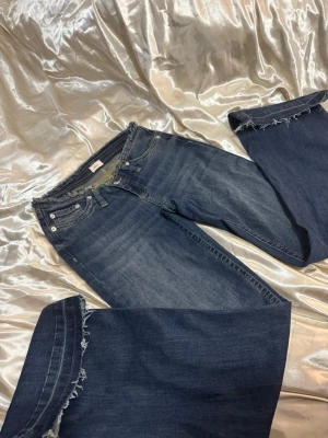 No waist Nelly blåa jeans  - No Waist Bootcut Jeans – Dark Blue Snygga bootcut-jeans med låg midja i klassisk mörkblå färg. Smickrande passform som sitter fint över höfter och lår och faller snyggt ned över benen. Perfekta både till vardag och fest 🌙  • Storlek: 36 • Färg: Dark blue • Modell: No waist / bootcut • Material: 89 % bomull  Jeansen är bekväma, tidlösa och enkla att styla med både toppar och tröjor. Den passar tyvärr inte mig och jag har en storlek större. 