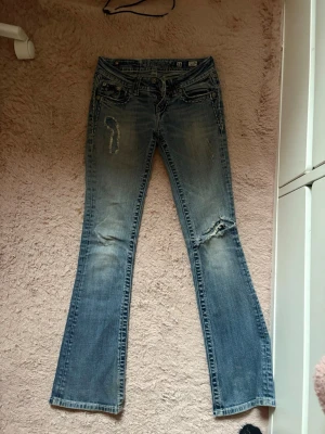 Miss me Jeans - Säljer ett par superfina, helt äkta, Miss Me Jeans. Säljer då dom inte används. De är lagade i rumpan, därav priset, men det som är lagat syns inte alls lika mycket när man har på sig jeansen!