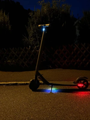 Ninebot svart med led ljus - Säljer en svart elscooter med starka LED-ljus fram och bak samt färgade lampor under brädan. Scootern har en stilren design med bred fotplatta och robusta hjul, perfekt för att ta sig fram snabbt i stan på kvällen.En jätte bra och stabil elskoter som funkar i alla väder får även med en laddare på köpet.