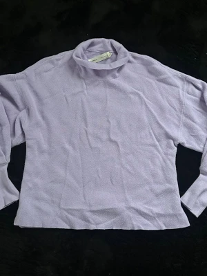 Ljuslila polotröja  - Ljuslila polo tröja från inWear. Står medium men skulle säga att den passar som xs-s. 