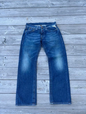 Vintage Replay Jeans - Vintage straight leg jeans.  Brand: Replay Tagged size: 32/32  Waist (flat): 39cm Length: 103cm Leg opening: 23cm  Follow my profile for 10% off your purchase!  More jeans available on my profile.  Nr: 50