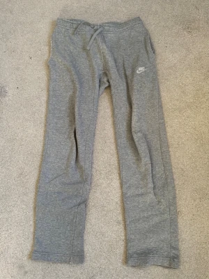 Grå mjukisbyxor från Nike - Nike mjukisbyxor grå utan mudd så de är utsläppta o går över skorna👌 Storlek S
