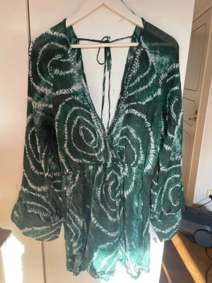 Grön klänning - Superfin grön klänning med fina paljett detaljer, storlek 42💗