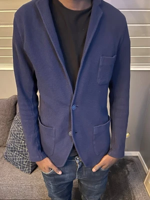 Mörkblå kavaj  - Stilren mörkblå kavaj som är perfekt nu till sommarn | Storlek: S | Lägnd på killen på bilden: 178 | Vikt: 67kg | Hör av er för frågor😁