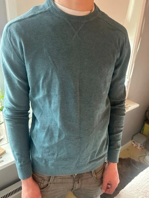 Blå sweatshirt från Kappahl - Storlek M. Modellen är 186cm 73kg