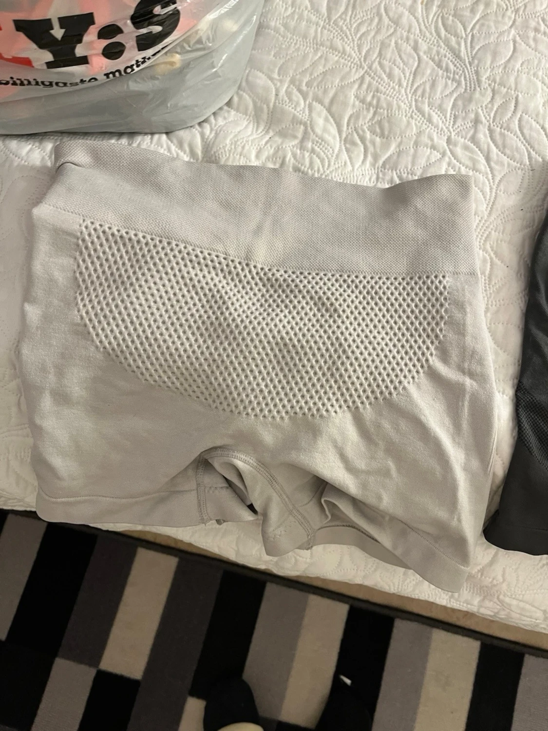 Ljusgrå seamless shorts med scrunch - 1