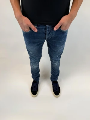 Dondup Jeans George  - Dondup Jeans George! Trendigaste jeansen på marknaden.  Ny pris= 4000 kr Säljs för= 899 kr (Modellen har original slitningar från fabrik vilket är väldigt eftertraktat och populärt)