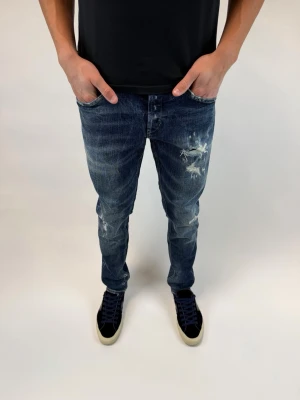 Dondup Jeans George  - Dondup Jeans George! Trendigaste jeansen på marknaden.  Ny pris= 4000 kr Säljs för= 1199 kr  (Modellen har original slitningar från fabrik vilket är väldigt eftertraktat och populärt)