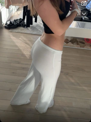 Vita byxor från Nelly - Helt oanvända. Endast testade men för långa för mig men det var för sent att skicka tillbaka. Jättefina och jätteskönt material. Enkel design och skön passform.