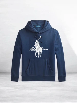 Polo Ralph Lauren Hoodie  - Snygg marinblå hoodie från Polo Ralph Lauren med stor vit logga och polospelare på bröstet. Klassisk känguruficka framtill och justerbar huva med dragsko. Tillverkad i mjuk bomullsblandning för skön känsla.