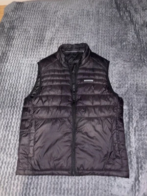 Svart dunväst med dragkedja - Väst från Jack & Jones i Storlen XS