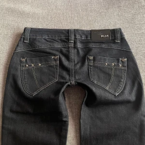 Lågmidjade jeans - Säljer ett par snygga Lågmidjade jeans med stjärndetaljer! Nya med lapp kvar och helt oanvända. I storlek 28, midjemått ca 36 Innerbenslängd ca 78 💞 Jag är 165