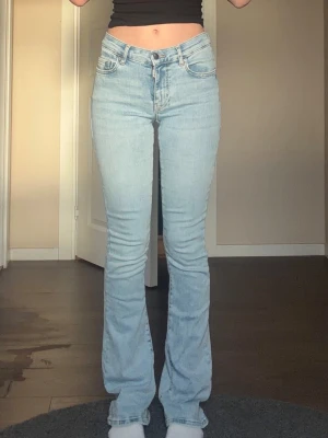 Ljusblå bootcut jeans med hög midja - Säljer ett par ljusblå bootcut jeans med hög midja. Tror dom är från bikbok 