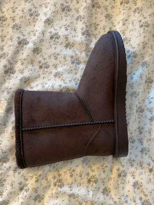UGG liknande boots (vattentåliga) helt nya med prislapp - Vattentåliga, varma, mysiga, sköna boots från hööks. Gjorda för stallet så de är extremt slutstarka och tål mycket. Storlek 41 men känns som 40 då det är mycket fluff i. Säljes då jag köpt två par likadana. Nypris 399 kr