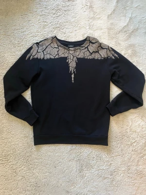 Svart sweatshirt Marcelo Burlon - Säljer denna trendiga Marcelo Burlon tröja med snygg deisgn i grå färg som även är samma på baksidan. Storleken är i S men passar även M skulle jag säga. Perfekt tröja nu till våren. Skriv ifall du har några funderingar så svarar jag direkt 🫡💯