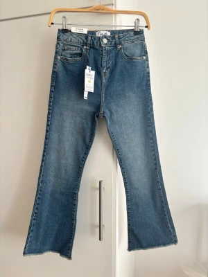 Blåa bootcut jeans strl 36 - HELT NYA!  blåa jeans i strl W26 L 28 (ej strl 36) 