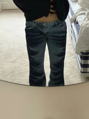 Unika coola jeans från Weekday - Säljer ett par super coola trendiga weekday jeans, dom är i super bra skick, endast några få sömmar som sticker ut.