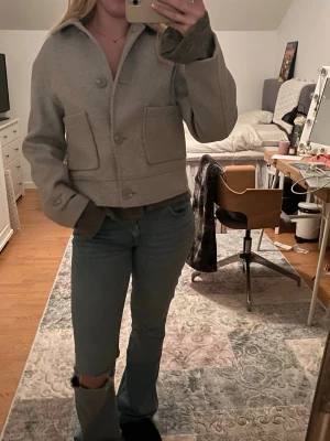 Grå kappa  - Snygg grå kappa från lager 157, andvänds inte därav säljs den. Skriv ok frågor eller fler bilder💕