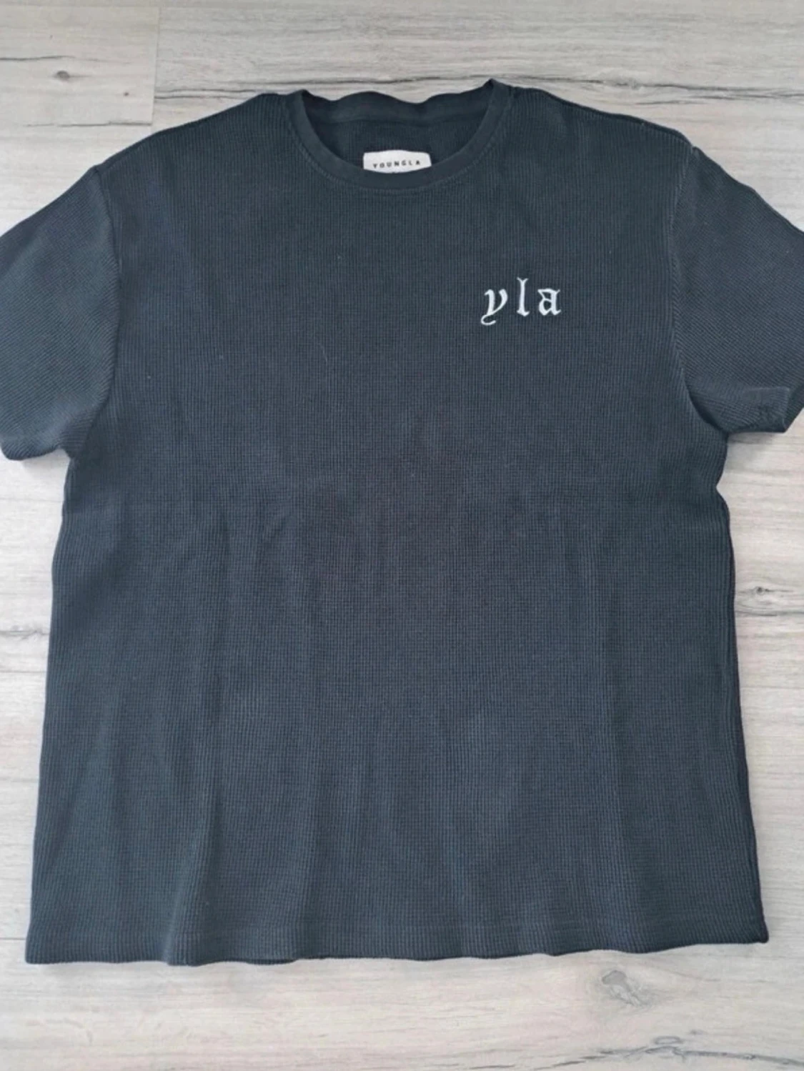 Svart  t-shirt från YoungLA