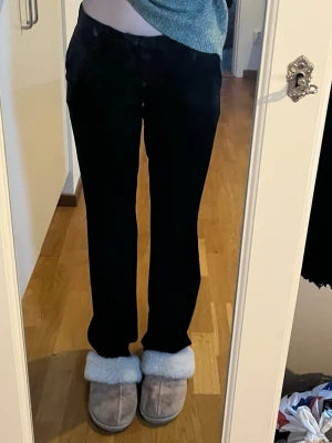 Svarta kostymbyxor med rak passform - Snygga svarta kostymbyxor med rak passform med lågmidja. Köpta från Bik Bok är är väldigt bra i längden, är 170cm som referens.