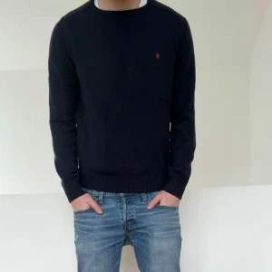 Mörkblå Morris Ulltröja - Säljer en sjukt nice mörkblå Morris tröja i materialet ull. Tröjan är i bra skick utan nåra defekter och är i strl M men sitter som en S. Hör gärna av er vid frågor elr funderingar!!