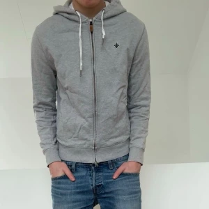 Morris Half zip hoodie - En Half zip hoodie ifrån Morris i färgen grå. Hoodien är i bra skick och sitter i strl S men är egentligen M. Hör gärna av er vid frågor elr funderingar!!