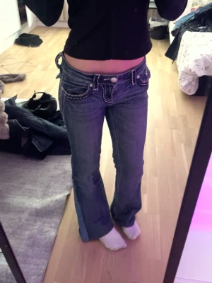 Omsydda Bootcut jeans  - Förstora i midjan för mig därför jag säljer, byxorna är i fint skick utom när de är omsytt då har de gått upp lite högst upp men de är lätt att sy ihop, nytt skick, Skriv privat för bättre bilder!