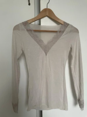 Vit intimissi - Bara använts ett fåtal gånger och har inga defekter.