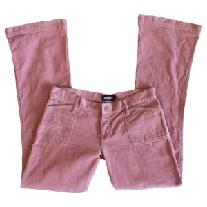 Vintage lowwaist bootcut manchesterbyxor, 70tal/ 60tal/ hippie/ alt/ 2000tal/ 00tal - Unika rosa manchesterbyxor! 100% bomull, midjemått 86,5cm, grenhöjd 20cm, innerbenslängd 83cm, benvidd (längst ner) 27cm rakt över