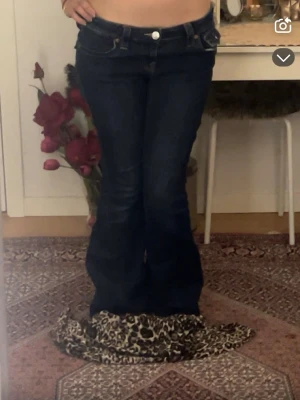 Mörkblåa True Religion jeans - Säljer mina mörkblåa jeans från True Religion model joey köpt från nelly. Dem är low wasit men ja syde dem lite mer men de går att spreta up om man vill. Samt syde jag dem lite kortare men de går också spretta up. Dem sitter långt på mig och jag e 171cm. Dem är 1 år gammal men använda inte så ofta för jag gillar inte färgen. 