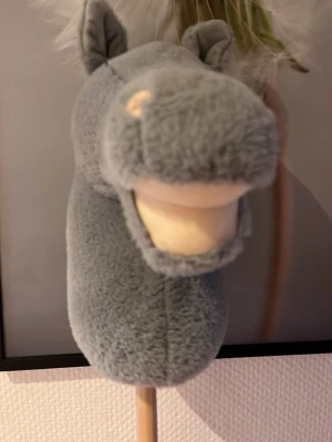 Blå käpphäst i mjuk plysch - Säljer en blå käpphäst med mjukt plyschmaterial och söta öron. Hästens huvud är stoppat. har ingen man eller ögon. fast är perfekt för lek och fantasi.