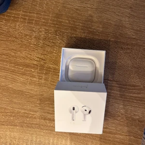 Apple AirPods 4 trådlösa hörlurar - Säljer ett par vita Apple AirPods 4  anslutning till iPhone eller andra Apple-enheter. Kommer i originalförpackning. Dom är äkta ifrån power säljer dom för dom inte passar mig nypris runt 1300 och vill bara bli av så snabbt som möjligt 