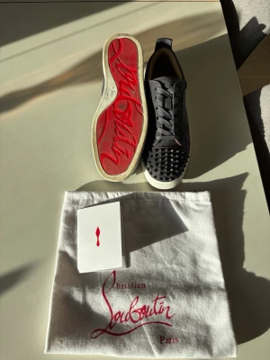 louboutin skor  - Säljer ett par Louboutin, skorna är i topp skick då de är knappt andvänds. Frågor eller funderingar är det bara att höra av dig!