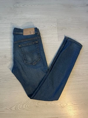 Tiger of Sweden 32/32  - Ett par riktigt fräscha blåa jeans från Tiger of Sweden. Jeansen är utan defekter och dem passar till det absolut mesta. Skriv vid frågor eller om du vill ha fler bilder! Kolla gärna in min profil för fler jeans och kläder😄