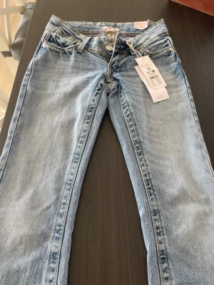 Ljusblå Miss lowlow jeans  - Säljer nu mina jeans från Gina, aldrig använts & säljer dem för de är för små i midjan. Jeansen är uppsydda så skulle passa någon som är 158/160🩷