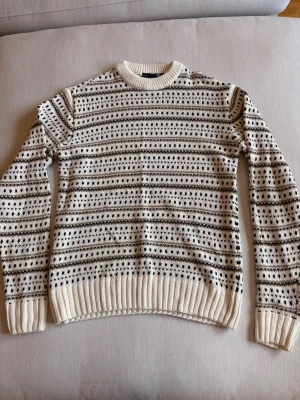 Stickad tröja - En mönstrad stickad tröja från Lager 157. Använd fåtal gånger så i fint skick. Storlek S men passar även M.