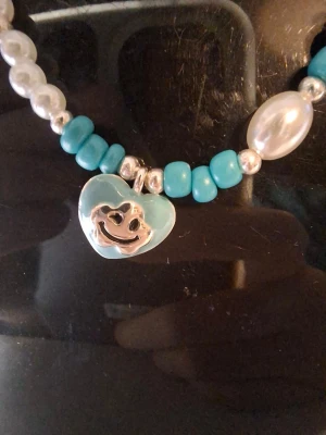 Halsband med pärlor och blåa detaljer - Överge samlingen, utförsäljning till låga priser