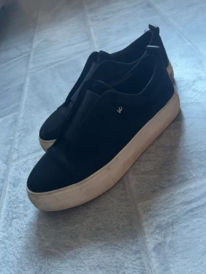 SKOR  - Säljer mina nästan helt oanvända skor från scorett. Storlek 38 men skulle säga att dom passar för både storlek 37 & 39 med. Nästintill helt nyköpta och knappt använda. 