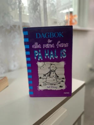 Dagbok för alla mina fans: På hal is - Rolig och populär bok av Jeff Kinney. Perfekt för dig som gillar humor och lättlästa böcker.