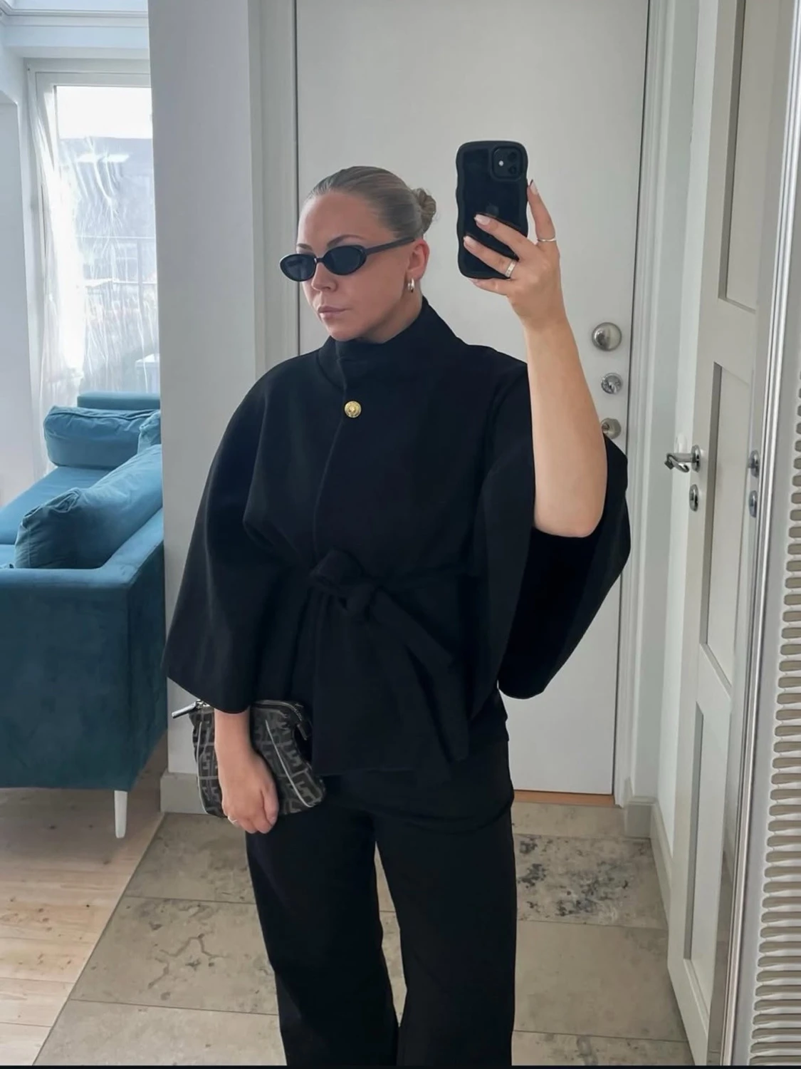 Svart cape-kappa med knytband