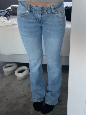 Ljusblå bootcut jeans från lager157 - Säljer ett par ljusblå bootcut jeans med låg midja från lager157 i storlek xs full length. Säljer då jag inte använder dessa längre 