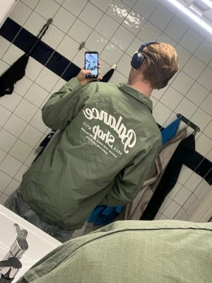 Overshirt - Rikigt fet overshirt från Aeca🤩. Skön olivgrön färg med snyggt märke på ryggen🫒💯. Hör av dig om du har några frågor!