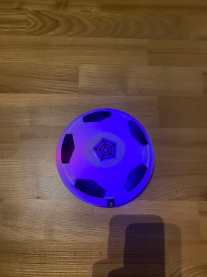 Svävande fotboll  - Hover Kick är en elektronisk inomhusfotboll som glider på en luftkudde och har mjuka kanter för att skydda möbler. LED-ljus gör spelet roligare även i mörker.