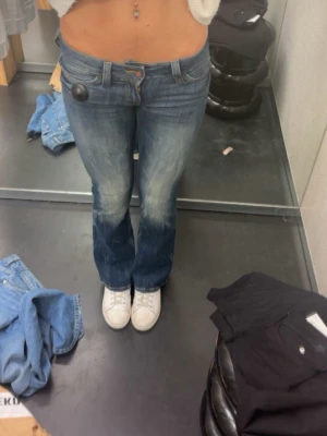 Blå bootcut jeans - Blå weekday jeans, jag är 1,68/1,69 och de sitter på mig som på bilden! Storlek 26/30. Bara att skriva för frågor eller bilder!